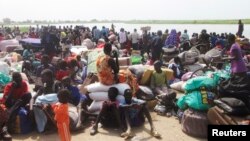 Pengungsi yang menghindar dari pertempuran antara tentara Sudan Selatan dan pemberontak, menunggu perahu untuk menyeberangi Sungai Nil, di Bor, sekitar 180 km (112 mil), barat laut dari ibukota Juba, 30 Desember 2013 (Foto: dok).