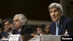 존 케리 미 국무장관(오른쪽)이 23일 상원 외교위원회에서 열린 이란 핵 합의 관련 청문회에서 발언하고 있다. 