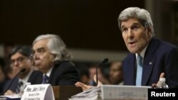 Menlu AS John Kerry (kanan) bersama Menlu Energi Ernest Moniz (tengah) dan Menkeu Jack Lew memberikan kesaksian di depan komisi Senat AS di Washington, Kamis (23/7). 