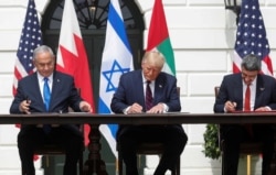 واشنگٹن میں اسرائیلی وزیر اعظم نتن یاہو متحدہ عرب امارت کے ساتھ معاہدے پر دستخط کر رہے ہیں۔ تصویر میں صدر ٹرمپ بھی موجود ہیں۔ 14 ستمبر 2020