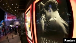 Poster film "Fifty Shades of Grey" di bioskop Regal Theater di Los Angeles, California (12/2). (Reuters/Jonathan Alcorn)