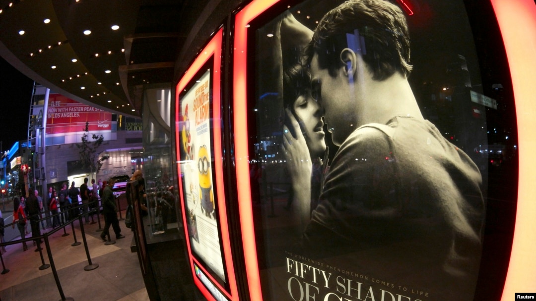 Poster film "Fifty Shades of Grey" di bioskop Regal Theater di Los Angeles, California (12/2). (Reuters/Jonathan Alcorn)