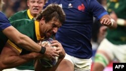 South Africa's lock Eben Etzebeth runs to score a try during the France 2023 Rugby World Cup quarter-final match between France and South Africa at the Stade de France in Saint-Denis, on the outskirts of Paris, on October 15, 2023. (Photo by Anne-Christin