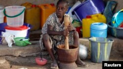 Une jeune fille placée dans un camp après une attaque de Boko Haram au nord du Nigeria à Yola, dans l'État de Adamawa, le 14 janvier 2015.