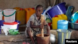 Une petite fille déplacée à cause des attaques à répétition de Boko Haram à Yola, dans l'État de Adamawa, Nigeria, le 14 janvier 2015.