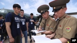 Para pemain basket Korea Selatan saat tiba di bandara Pyongyang, Korea Utara, Selasa (3/7). 