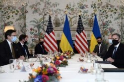 Ukrainian Foreign Minister Dmytro Kuleba, left, meets with United States Secretary of State Antony Blinken, right, in Brussels, Apr. 13, 2021.