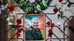 Flores rodean un retrato del general de división iraní Qassem Soleimani en la cerca de la embajada iraní en Minsk, Bielorrusia, 10 de enero de 2020. Soleimani murió en un ataque de drones estadounidense cerca de Bagdad. REUTERS / Vasily Fedosenko.