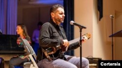 El músico y cantautor venezolano Jonathan Acosta se ha abierto paso en su carrera desde Washington. Promueve la cultura y el activismo por lo derechos de inmigrantes como él. [Foto de cortesía]