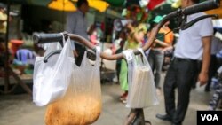 Warga Islamabad menanggapi dengan reaksi yang beragam, saat kota itu mulai menerapkan larangan penggunaan kantong plastik di toko bahan makanan dan pusat perbelanjaan lainnya. (Foto: ilustrasi).