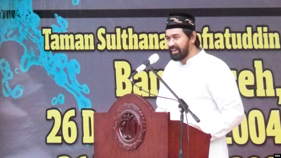 Wagub Aceh Muzakir Manaf memimpin peringatan sembilan tahun tsunami dan gempa Aceh di Banda Aceh (26/12). (VOA/Budi Nahaba)