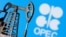 这张示意图显示，一个3D打印的油井抽油机模型摆放在欧佩克(OPEC)标志前。(2020年4月14日)