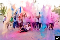 Stanovnici Pacifičkog ostrva Holi, proslavljaju hinduistički festival boja, Florida, 8. marta 2023. (Foto: Business Wire)