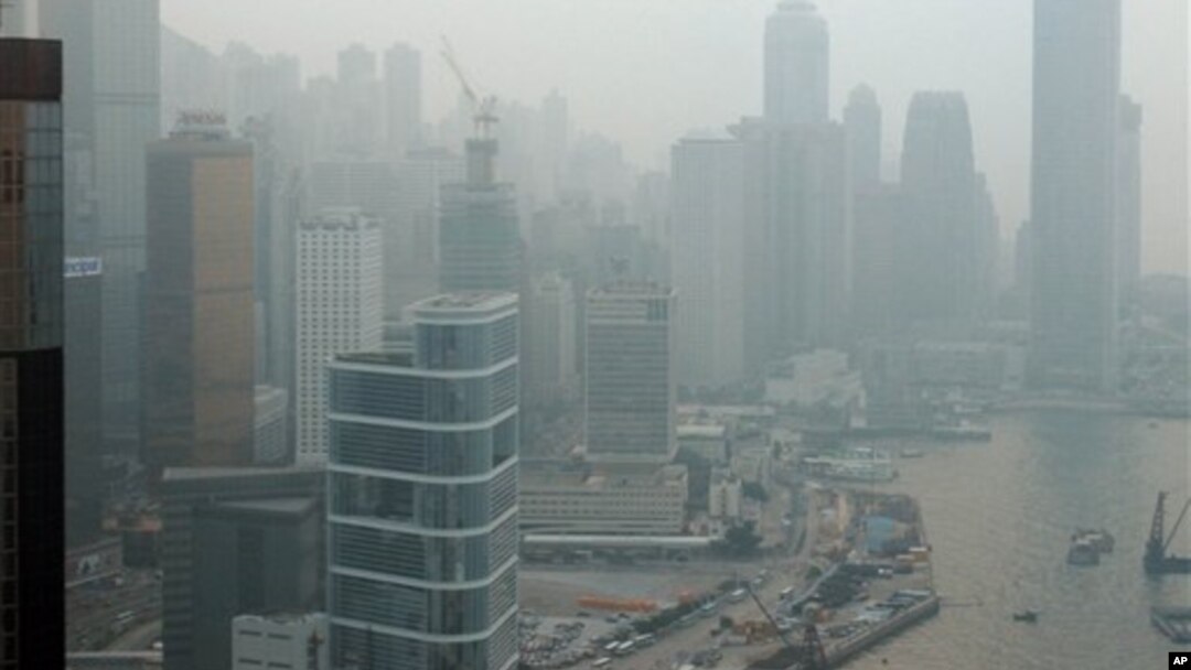 Polusi menyelimuti Hong Kong yang menurut pemerintahnya disebabkan oleh pencemaran asap kendaraan di jalanan, dan kabut asap kawasan yang antara lain berasal dari asap pabrik di wilayah Tiongkok daratan. 