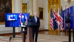 Predsednik Džo Bajden u društvu australijskog premijera Skota Morisona, sluša britanskog premijera Borisa Džonsona kako govori o novoj bezbednosnoj inicijativi, 15. septembra 2021.