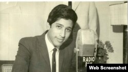 ریڈیو پاکستان راولپنڈی کے مائک پر ایک یادگار تصویر