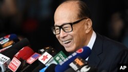 Orang terkaya di Hong Kong, Li Ka-shing, 89 tahun, berbicara kepada para wartawan setelah rapat pemegang saham di Harbour Grand Hotel, di Hong Kong, Kamis, 10 Mei 2018. Li Ka-shing secara resmi pensiun pada Kamis.