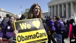 Người biểu tình ủng hộ dự luật cải cách bảo hiểm y tế của Tổng thống Obama phía trước Tòa án tối cao ở Washington