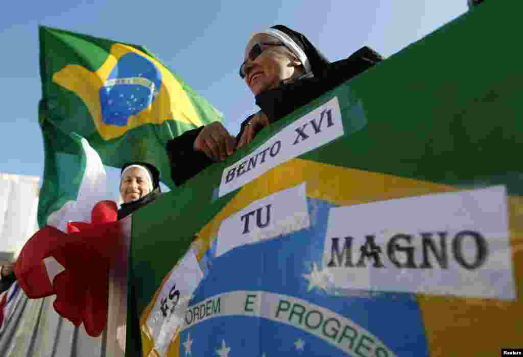 2013年2月27日來自巴西的修女們﹐在梵蒂岡聖伯多祿廣場等候教宗本篤16世在此舉行最後一次公開接見信眾活動。