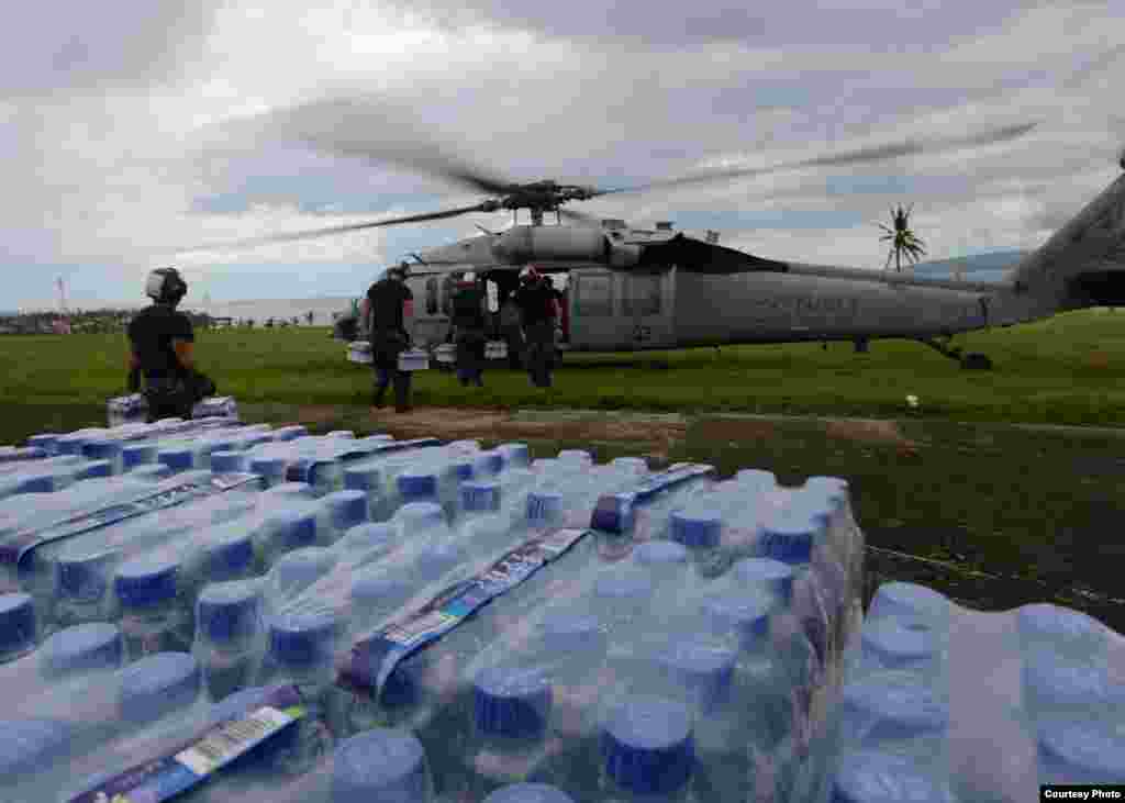 Sailors load a helicopter with international relief supplies in support of Operation Damayan, Ormoc City, Philippines, Nov. 17, 2013. (U.S. Navy)