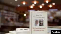 Buku "From the Depths of Our Hearts", ditulis oleh Paus Benediktus XVI, dipajang di toko buku di Paris, Prancis, 15 Januari 2020. (Foto: Reuters/Gonzalo Fuentes)
