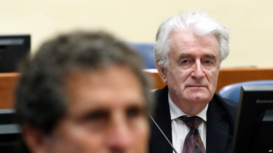 Arhiva - Bivši vođa bosanski Srba Radovan Karadžić ulzi u sudnicu Haškog tribunala, u Hagu, Holandija, 24. aprila 2018.