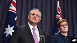 Perdana Menteri Australia Scott Morrison, kiri, berbicara kepada media bersama Menteri Luar Negeri Marise Payne pada konferensi pers di Gedung DPR di Canberra, 16 Oktober 2018.