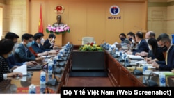 Lãnh đạo Bộ Y tế Việt Nam họp với đại diện CDC Mỹ và WHO về biến thể mới Omicron vào ngày 30/11/2021.