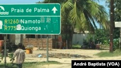 Un garçon passe devant un panneau à Palma, province de Cabo Delgado, Mozambique, le 24 mars 2021.