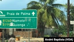 Un panneau indique la direction de la plage de Palma, dans la province de Cabo Delgado, au Mozambique, le 24 mars 2021.