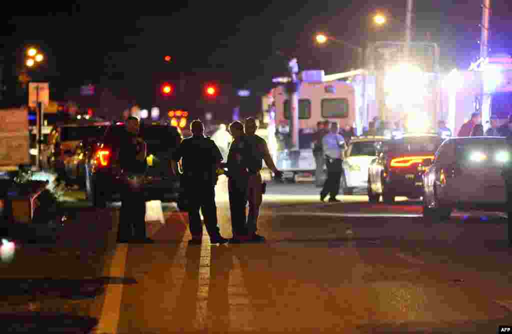 Kendaraan polisi memblokir jalan menuju SMU Marjory Stoneman Douglas, di Parkland, menyusul penembakan yang menewaskan 17 orang di Parkland, Florida, 14 Februari 2018. Seorang mantan pelajar dengan bersenjatakan senapan AR-15 menembaki sekolah itu, membunuh setidaknya 17 orang, kata para pejabat.