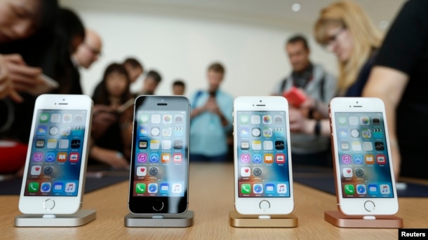 Điện thoại iPhone được trưng bày tại trụ sở của Apple ở Cupertino, California, 21/3/2016.
