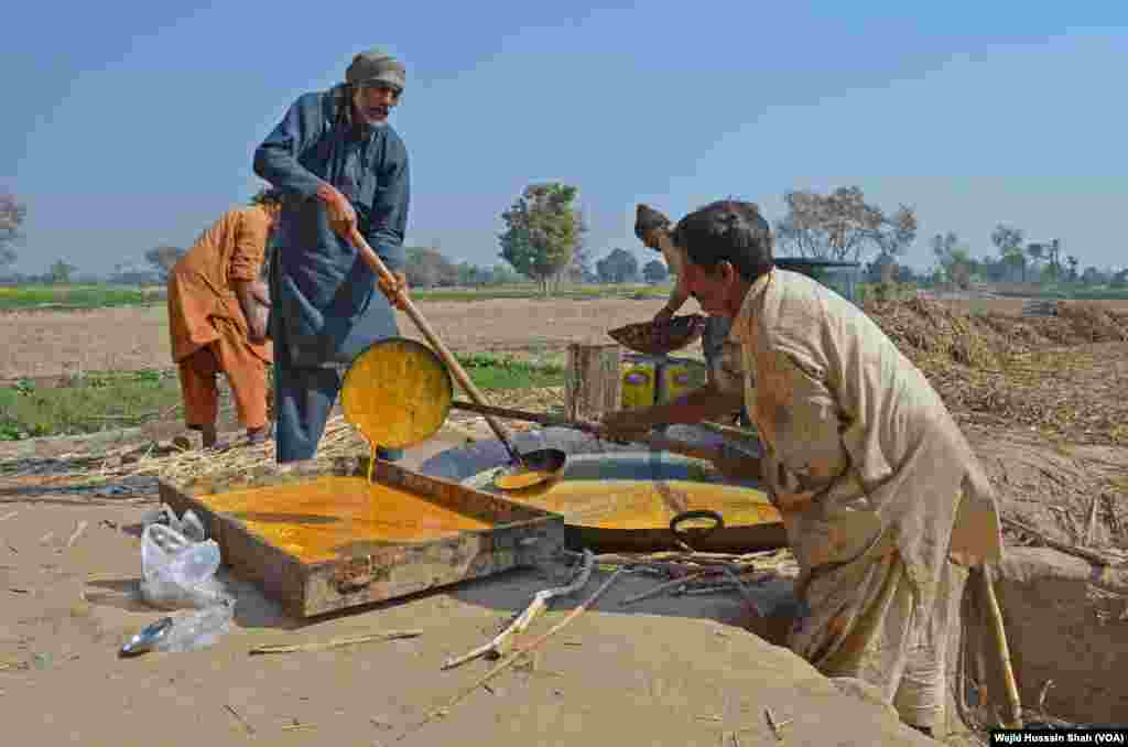 گڑ میں روایتی رنگت لانے کے لیے اور اسے لذیذ و خوشبودار بنانے کے لیے اس میں ناریل، بادام، مونگ پھلی سمیت مختلف میواجات بھی ڈالے جاتے ہیں۔