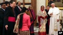 Bangladesh Prime Minister Sheikh Hasina (C) accompanied by her delegation, stands next to Pope Francis on the occasion of a private audience at the Vatican, Feb. 12, 2018.