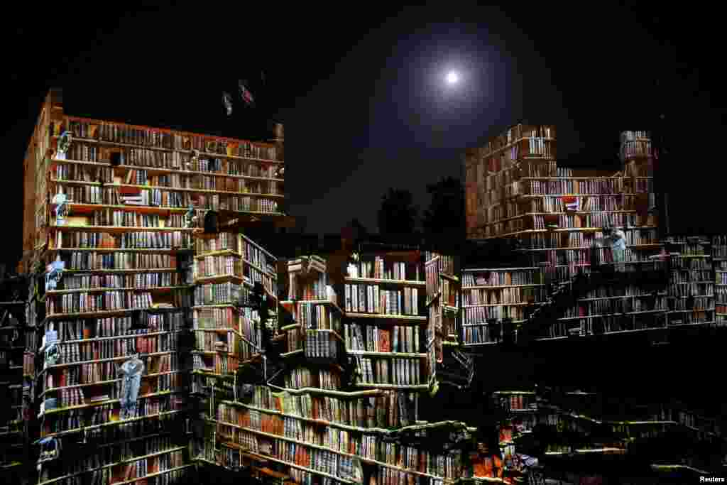 5일(현지시간) 예루살렘 올드시티에서 진행된 &#39;나이트 스펙타큘러(Night Spectacular)&#39; 레이저쇼. &#39;다윗의 망대&#39; 박물관 성벽에 도서관 영상이 투영되고 있다.