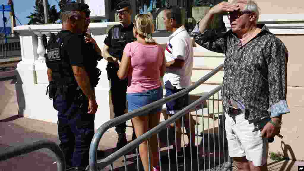 Gendarmes franceses evitan que la gente entre al lugar del ataque en Niza.