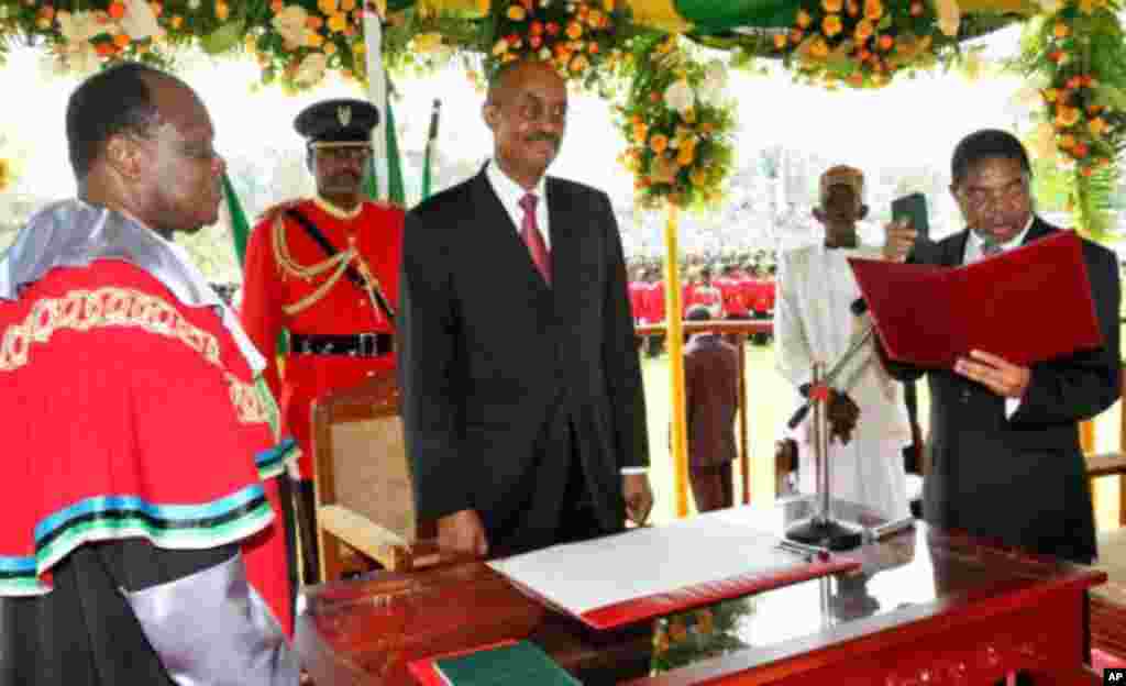 Rais mpya wa Zanzibar Dk. Mohamed Shein, (kulia) akila kiapo mbele ya jaji Mkuu wa Zanzibar Hamid Mahamoud, (kushoto), wakati wa sherehe za kumapisha Amani Stadium Zanzibar