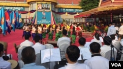 Cambodian artists perform traditional dances, held at the Cambodian People's Party headquarters, to mark 37 years since the the fall of the Khmer Rouge, on January 7, 1979, Phnom Penh, Cambodia. (Hul Reaksmey/VOA Khmer) 