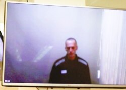 러시아 반정부 인사인 알렉세이 나발니 씨가 28일 수감 중인 교도소에서 영상으로 법원 심리에 임했다.