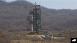 Roket Korea Utara 'Unha-3' disiagakan di fasilitas peluncuran satelit Sohae di kota Tongchang-ri, Korea Utara (foto: dok). 