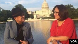 Mantan Presiden BJ Habibie saat diwawancarai VOA di depan gedung Capitol di Washington, DC (foto: VOA). 