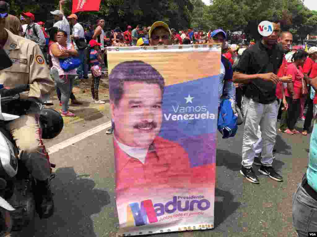 "Aplaudimos la política que ha tenido Maduro para la reinvindicación de nosotros los obreros", señaló a la Voz de América uno de los manifestantes presentes en la protesta. 