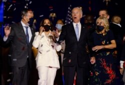 Calon presiden AS dari Partai Demokrat 2020 Joe Biden dan istrinya Jill, serta calon wakil presiden AS dari Partai Demokrat 2020 Kamala Harris dan suaminya Doug. (Foto: Reuters)