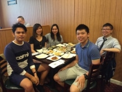 Nova bersama sejumlah mahasiswa Indonesia di MIT yang ia bimbing (foto: courtesy).