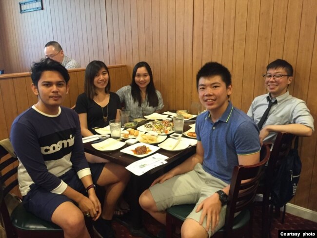 Nova bersama sejumlah mahasiswa Indonesia di MIT yang ia bimbing (foto: courtesy).