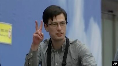Anh Alek Sigley.