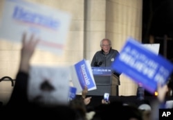 Ông Bernie Sanders phát biểu trong một buổi mít tinh ở Washington Square Park, New York, ngày 13 tháng 4 năm 2016.