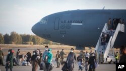 Evakuisani iz Avganistana izlaze iz američkog vojnog aviona u Roti u južnoj Španiji, 31. avgusta 2021.
