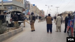 Men respond on the scene of an attack in Quetta, Pakistan, Feb. 28, 2018. (A. Gul/VOA) 