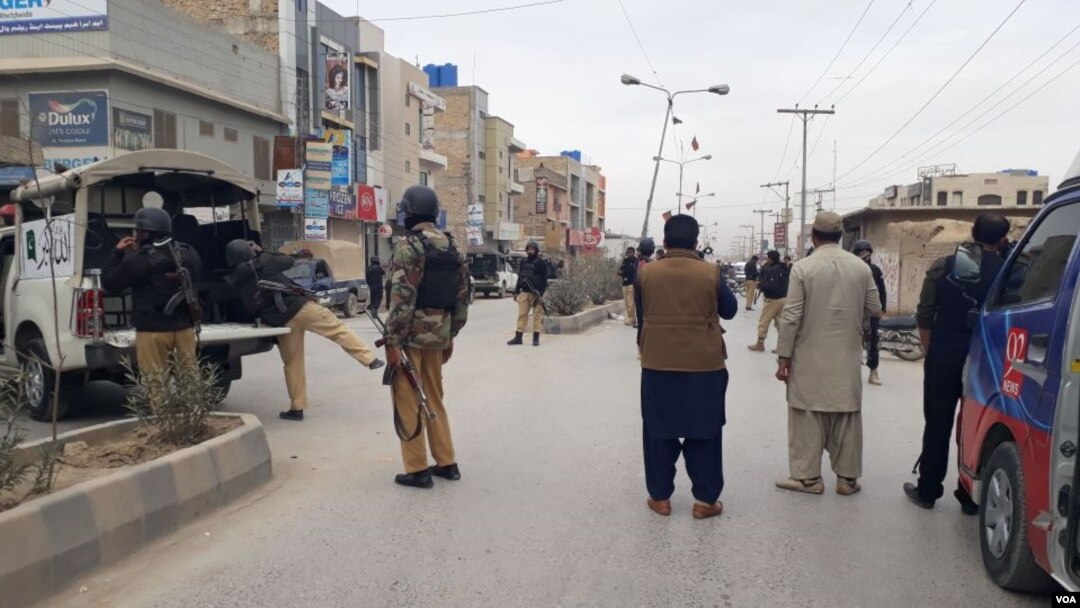 Pasukan keamanan dan warga di lokasi serangan bunuh diri di Quetta, Pakistan, Rabu (28/2). 